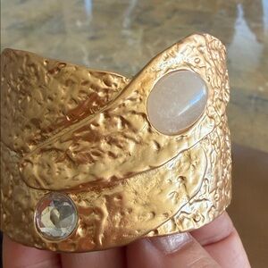 NWTChicosCuffBracelet textured GoldTone withCreamColorStone&Diamond like Crystal